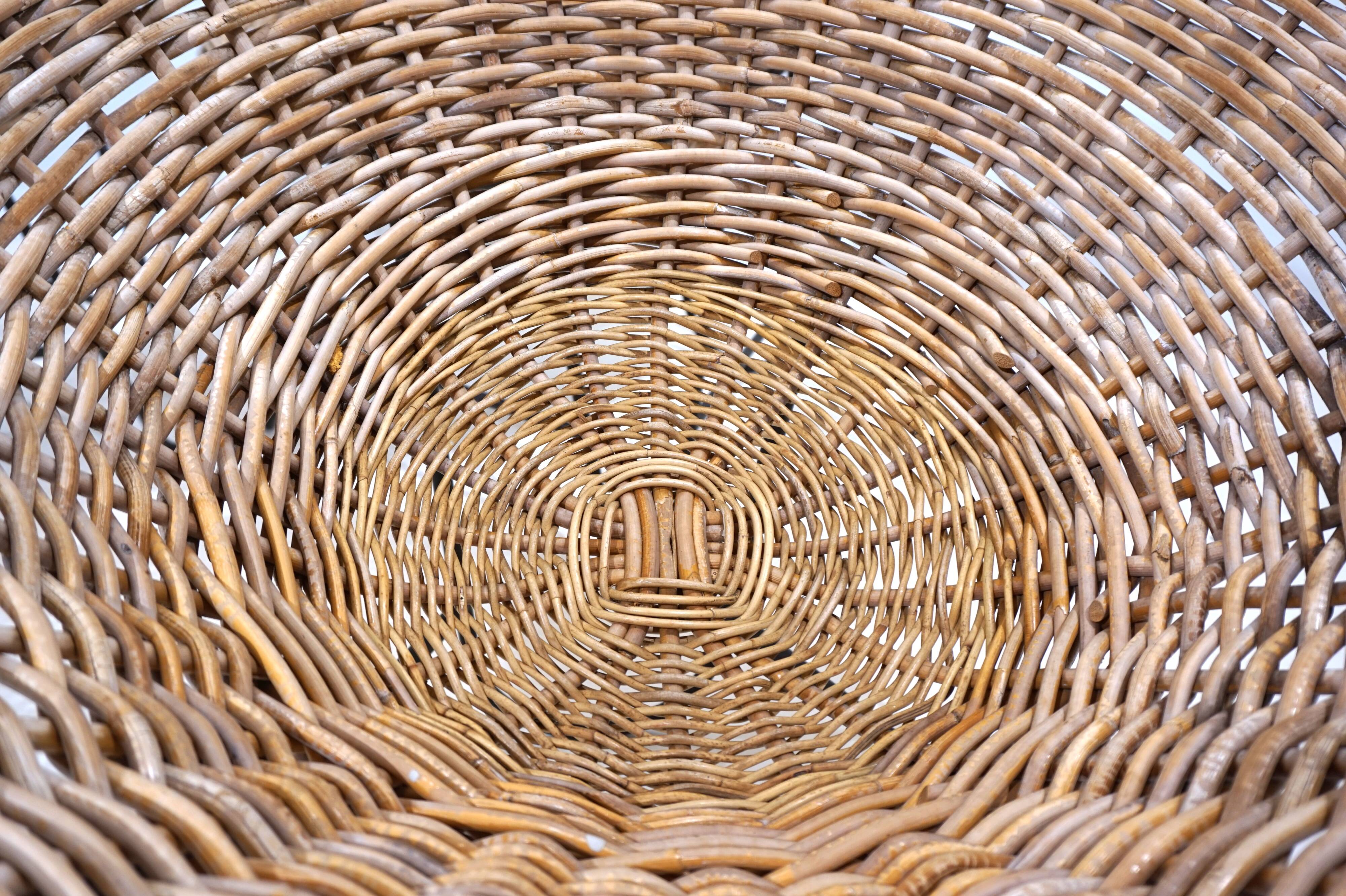 Suite de 4 chaises cosses en rotin années 60