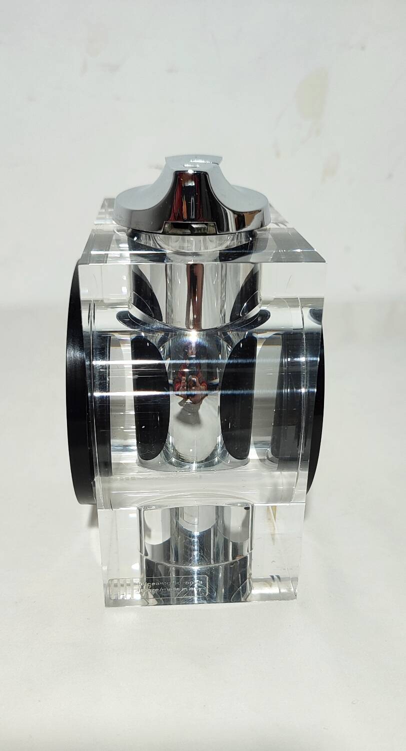 Encendedor de metacrilato de Felice Antonio Botta. Italia, 1970s.