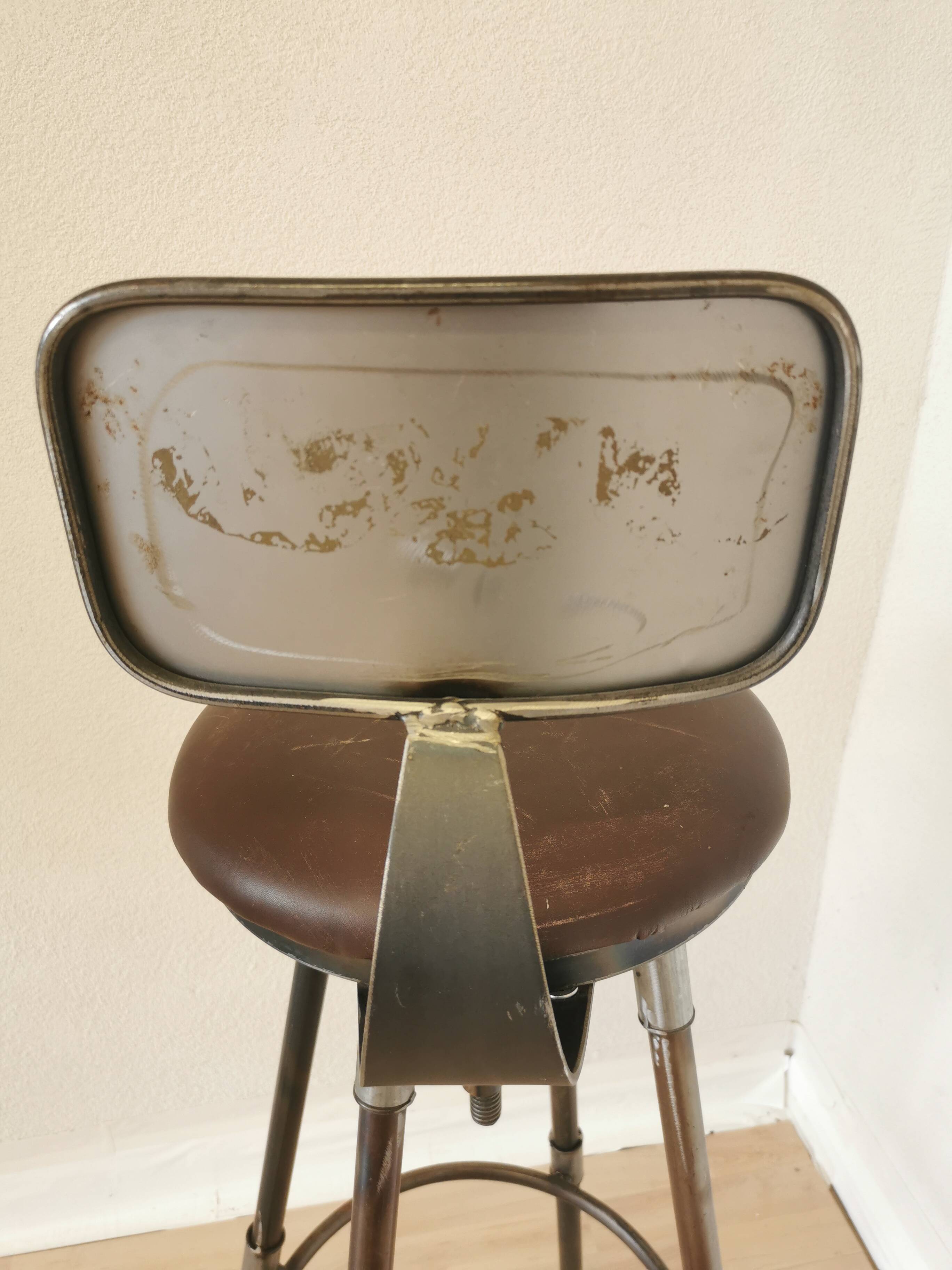Chaise de bar vintage en métal faite à la main : siège pivotant en cuir à hauteur réglable
