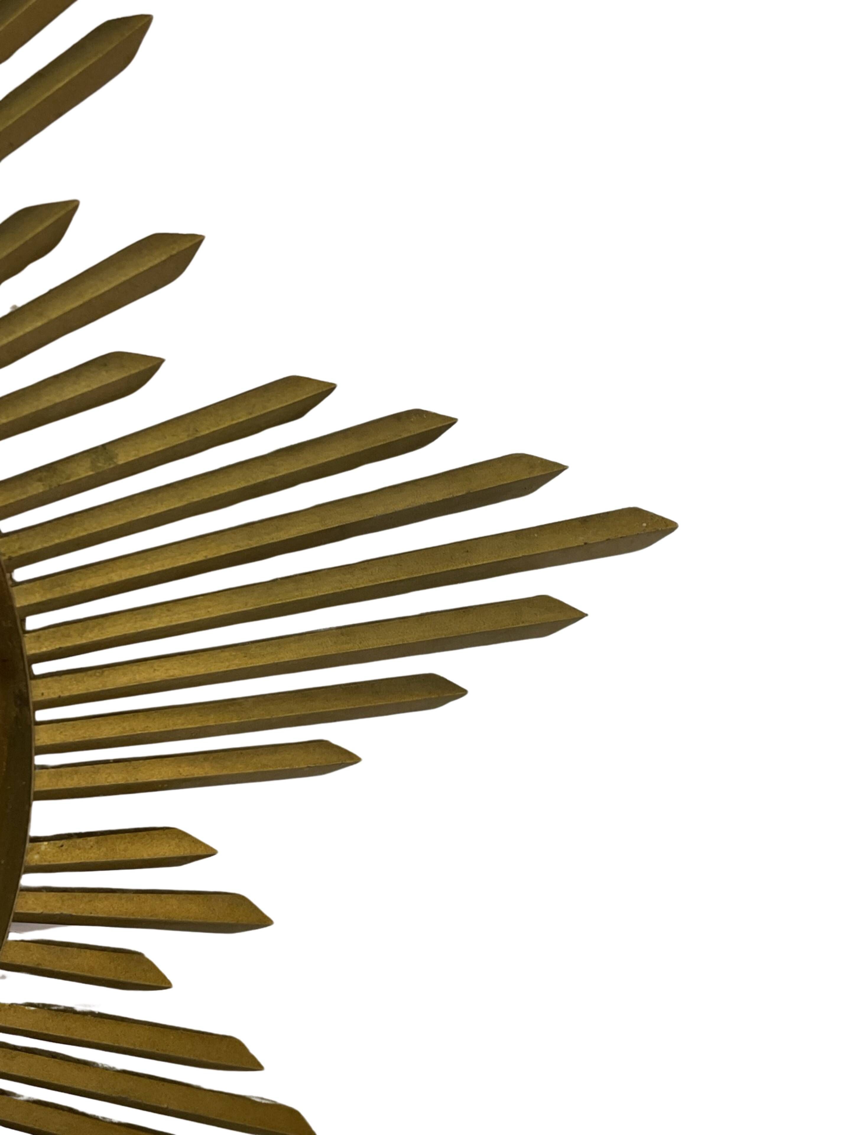 Horloge vintage sunburst de couleur dorée, design Junghans des années 1970