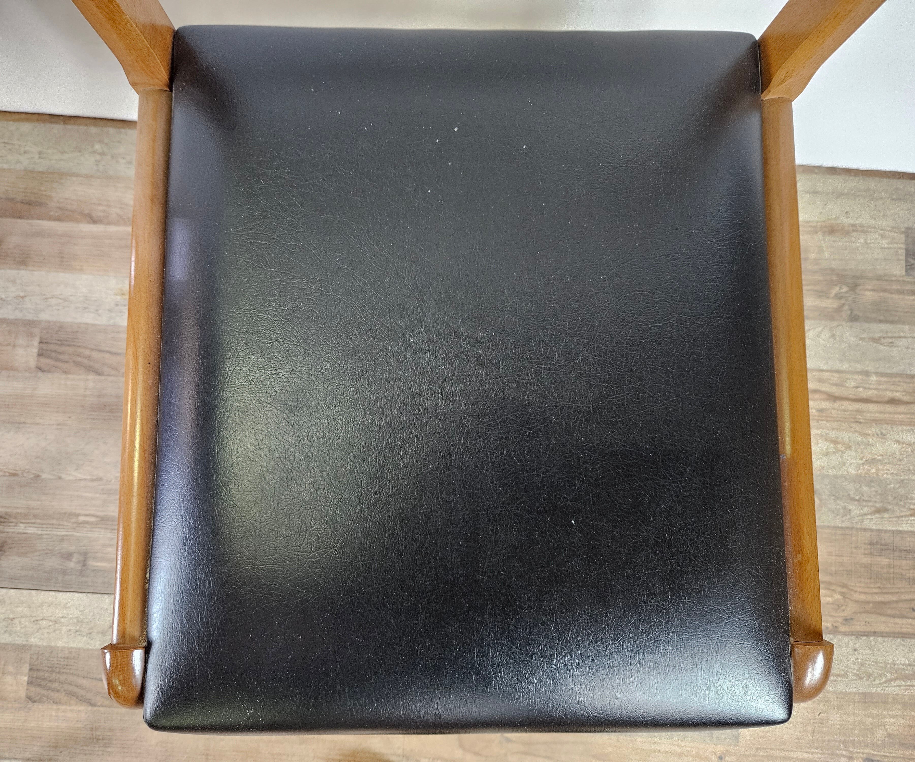 Ensemble de quatre chaises en hêtre et cuir