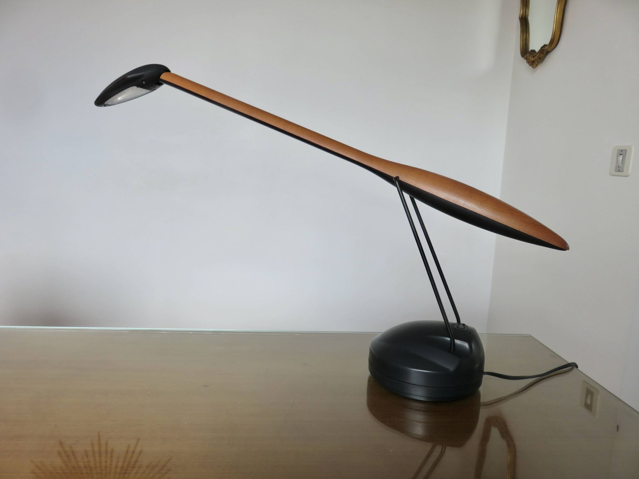 Lampe de bureau zoomorphe en merisier et polycarbonate