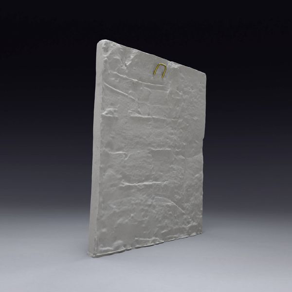 Bas-relief en plâtre d'une feuille d'acanthe avec une fleur.