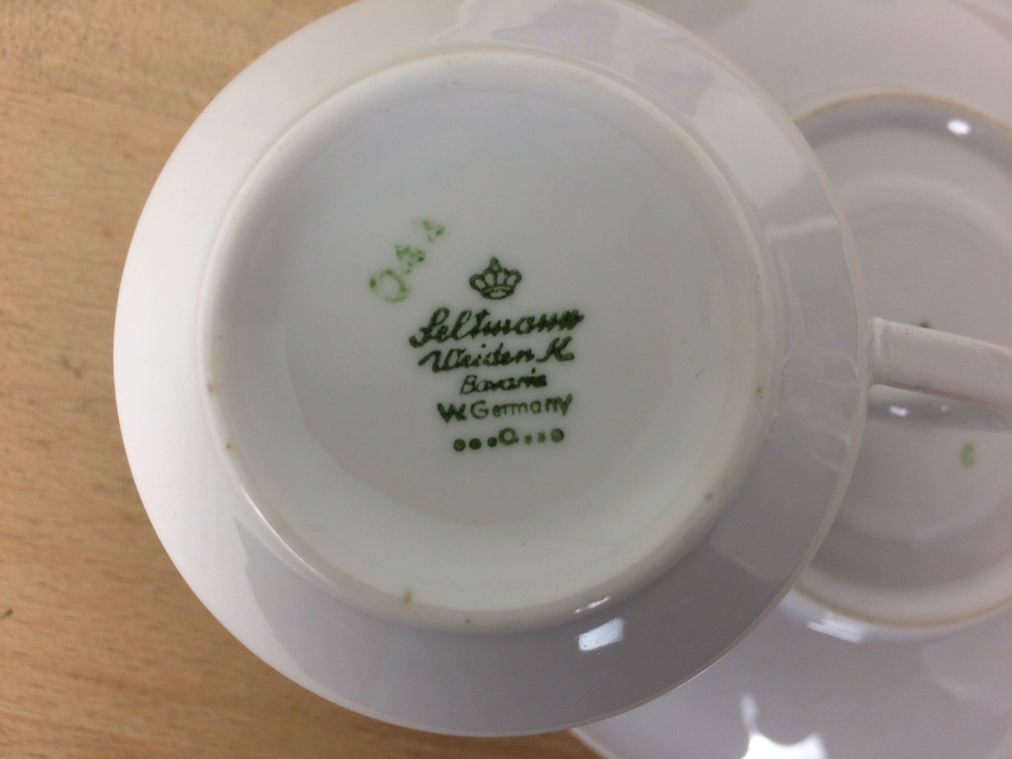 Set of 4 tea cups in colored porcelain