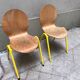Chaises en bois et structure jaune