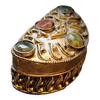 Small artisanal box in silver metal and stones