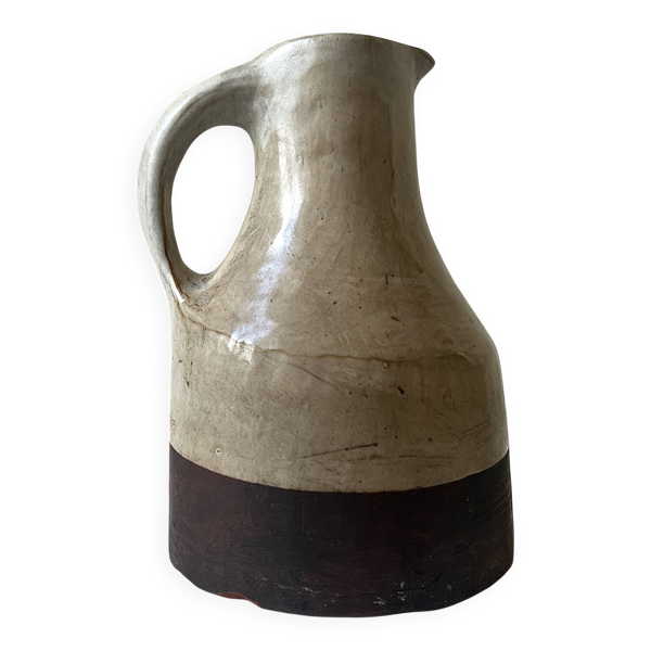 Grand pichet carafe en céramique émaillée brutaliste, signé “MH”.