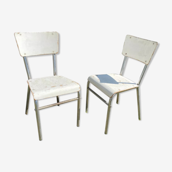 Paire de chaises en bois blanc patiné et structure métallique