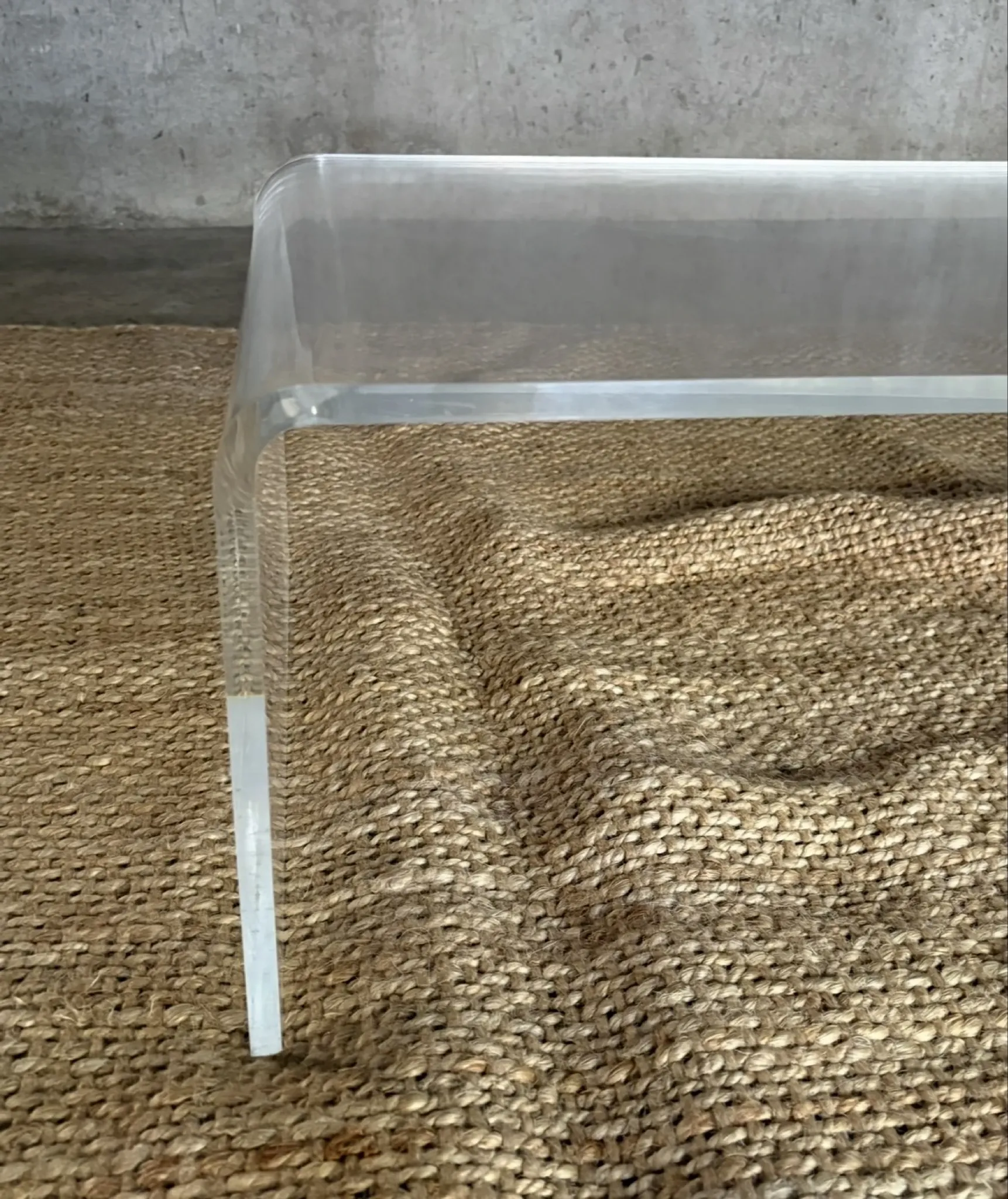 Table basse en plexiglas transparent courbé – années 1970-1980