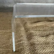 Table basse en plexiglas transparent courbé – années 1970-1980