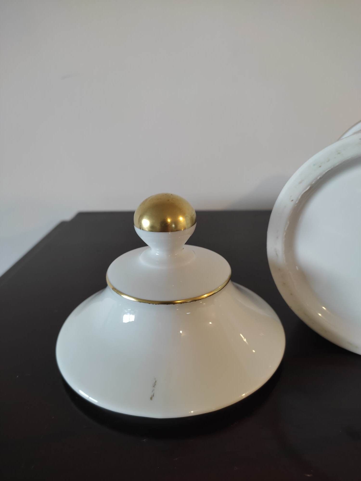 Pharmacy / apothecary pot in white earthenware decorated with gold net, "Catharan: Roseus signed Limoges