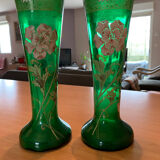 Paire de vases en verre à décor émaillé de fleurs