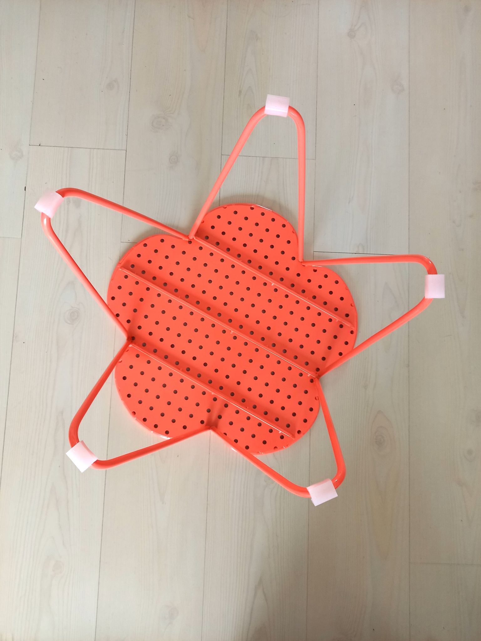 Table basse India Mahdavi pour Monoprix perforée rose orangé corail