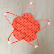 Table basse India Mahdavi pour Monoprix perforée rose orangé corail