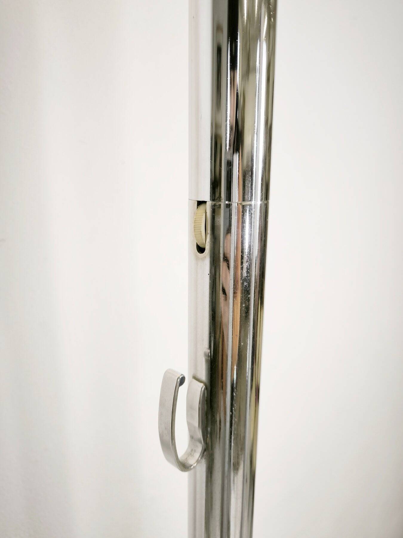 Lampadaire dimmable avec porte-manteau en laiton chromé