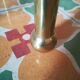 Table d'appoint en laiton et marbre