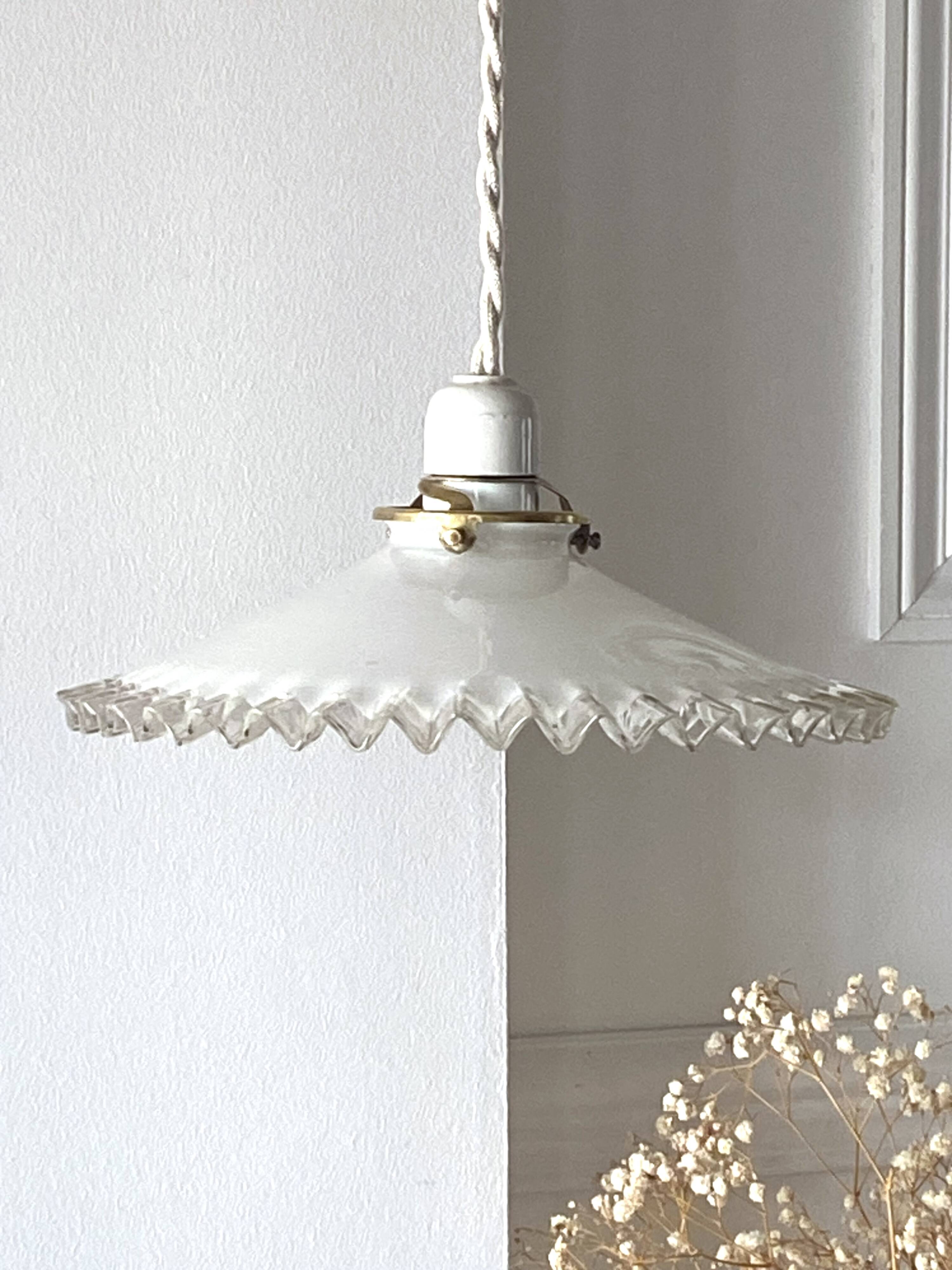 Suspension in white opaline