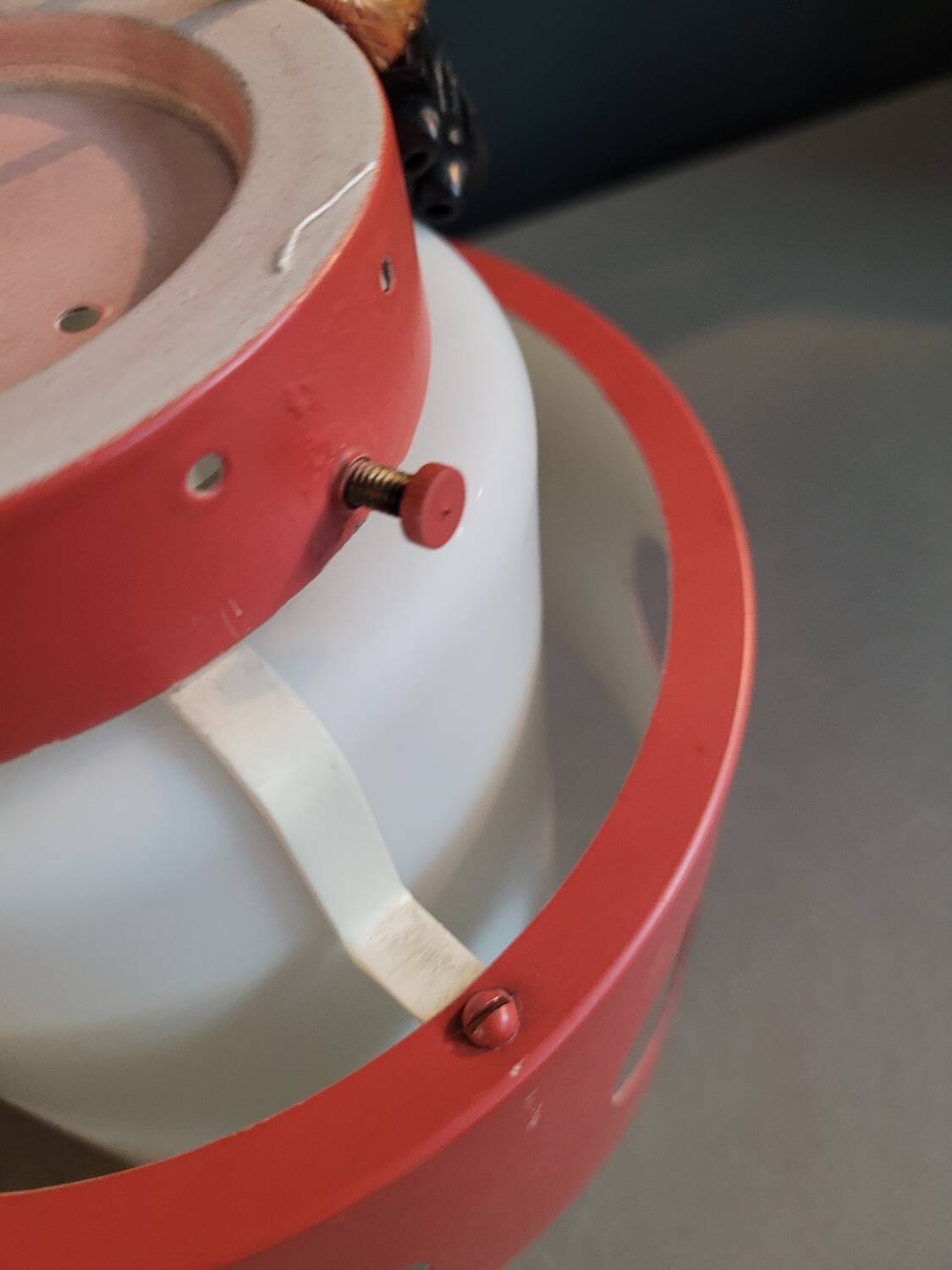 Suspension space-age en opaline et métal