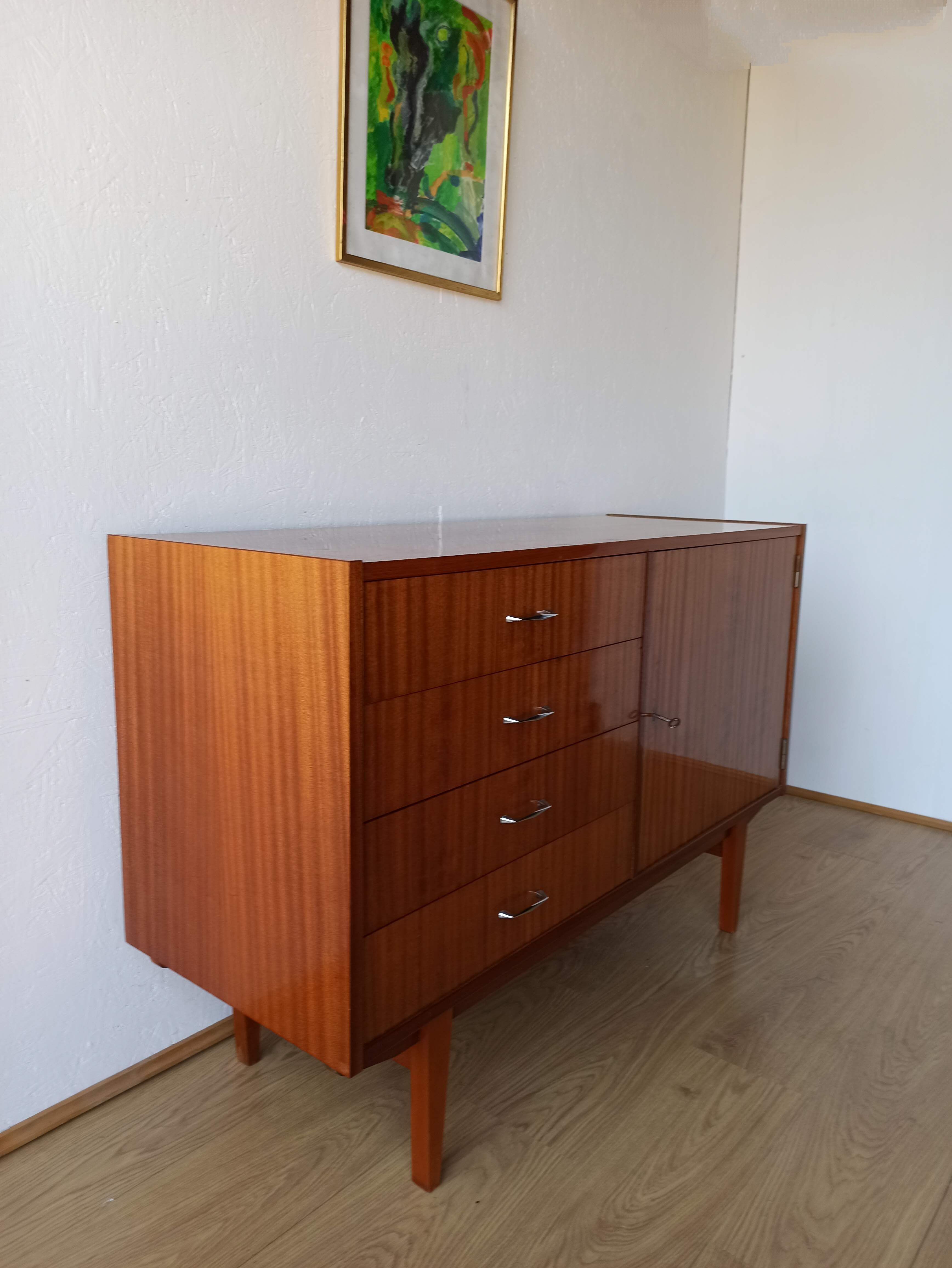Buffet moderniste des années 1970