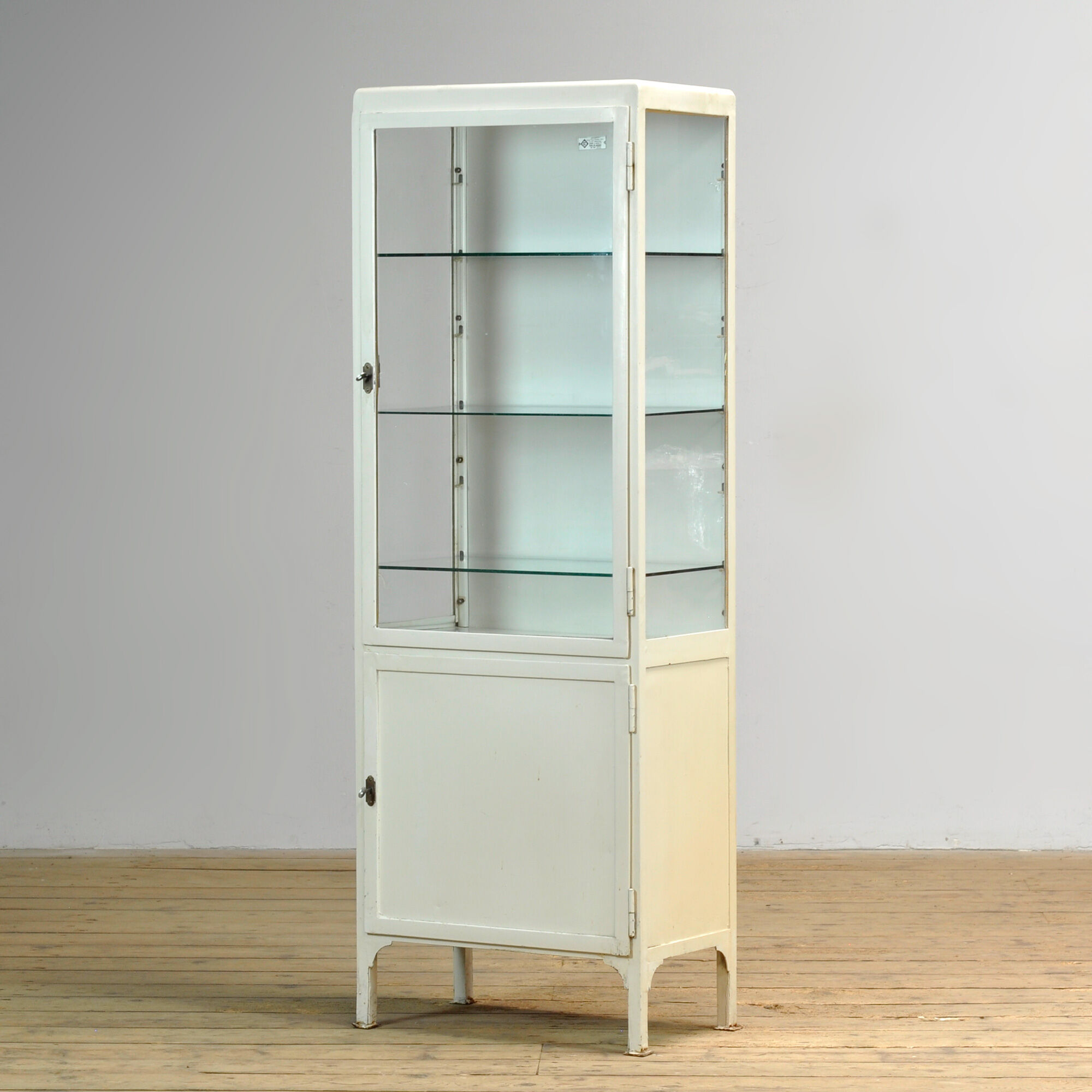 Cabinet médical vintage, années 1970