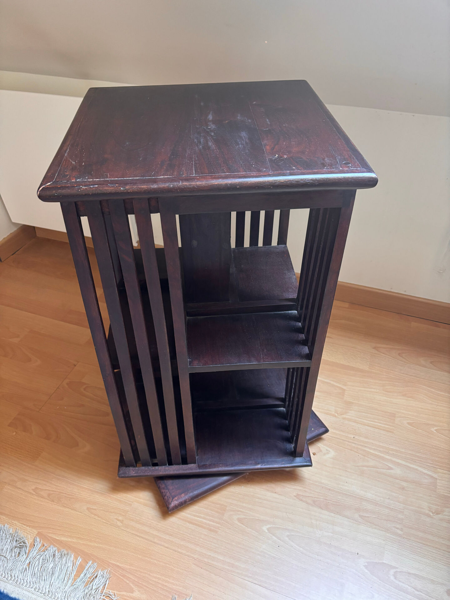 Rotating and low bookshelf
