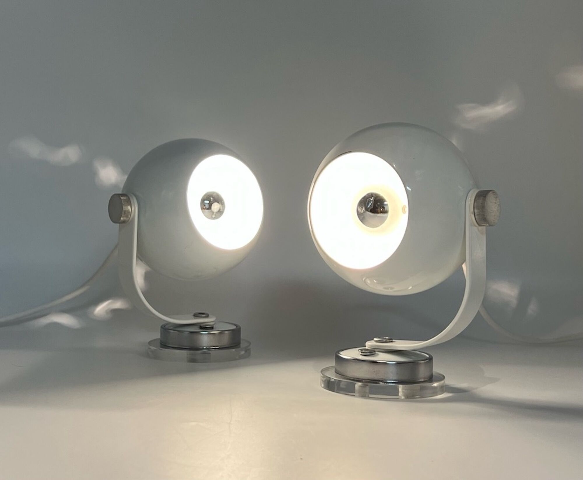 Ensemble de lampes eyeball en métal et plexiglas space age années 70