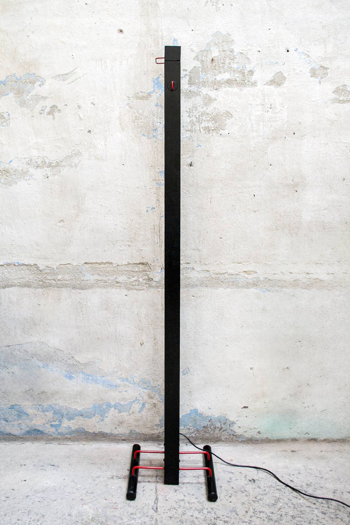 Rare lampadaire en métal laqué et plastique. Designer Emilio Ambasz Producteur Stilnovo