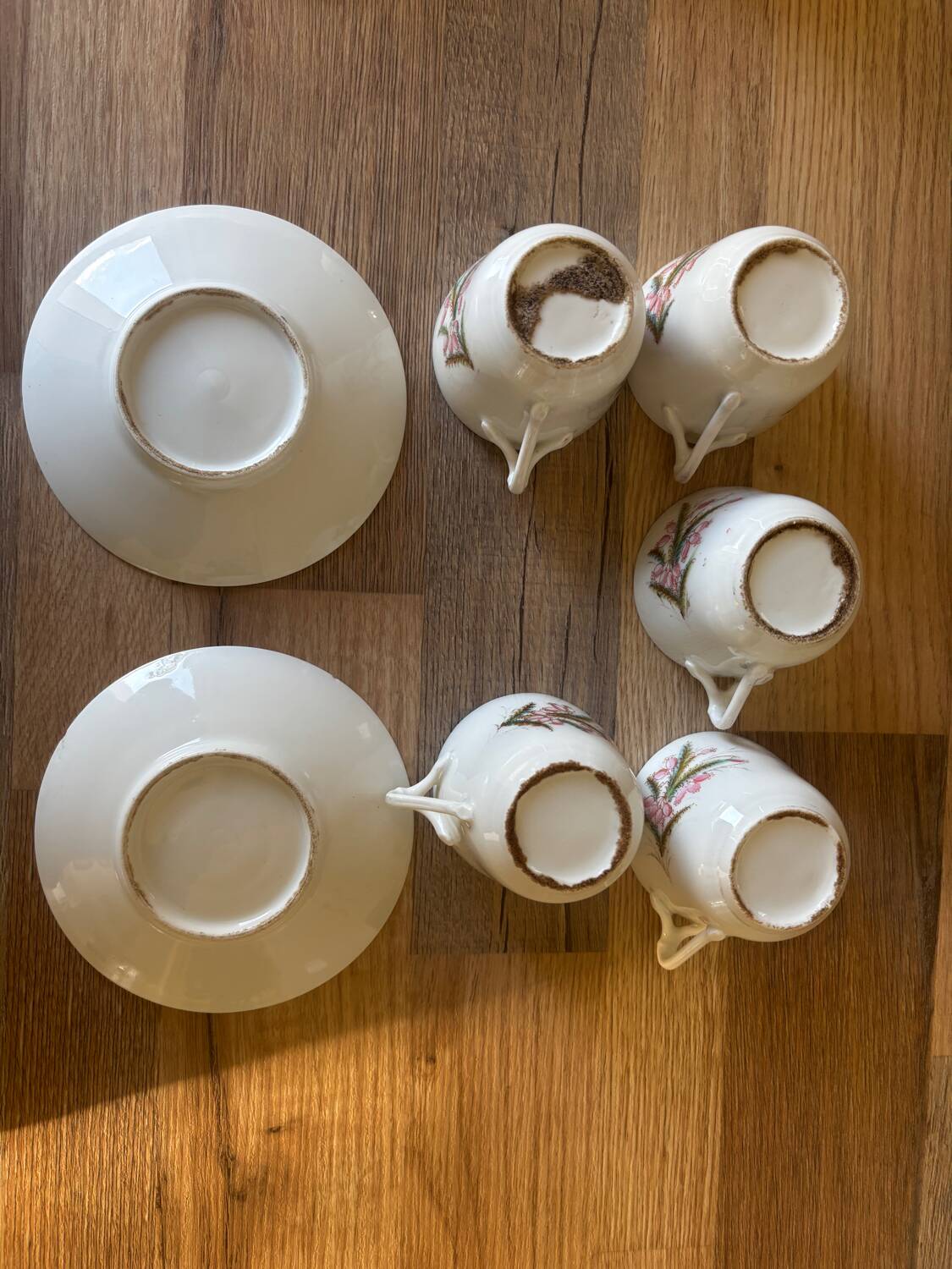 Vintage set of 7 cups and saucers in porcelain with defects.