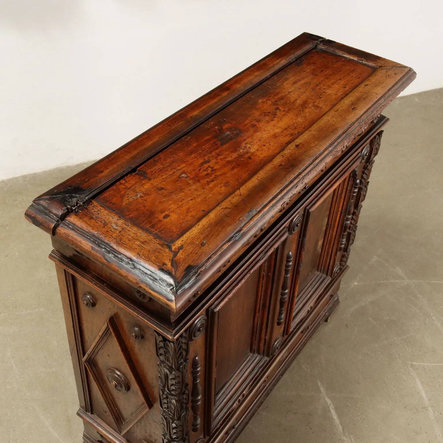 Ancient baroque chest in walnut and chestnut, Italy, 18th century
