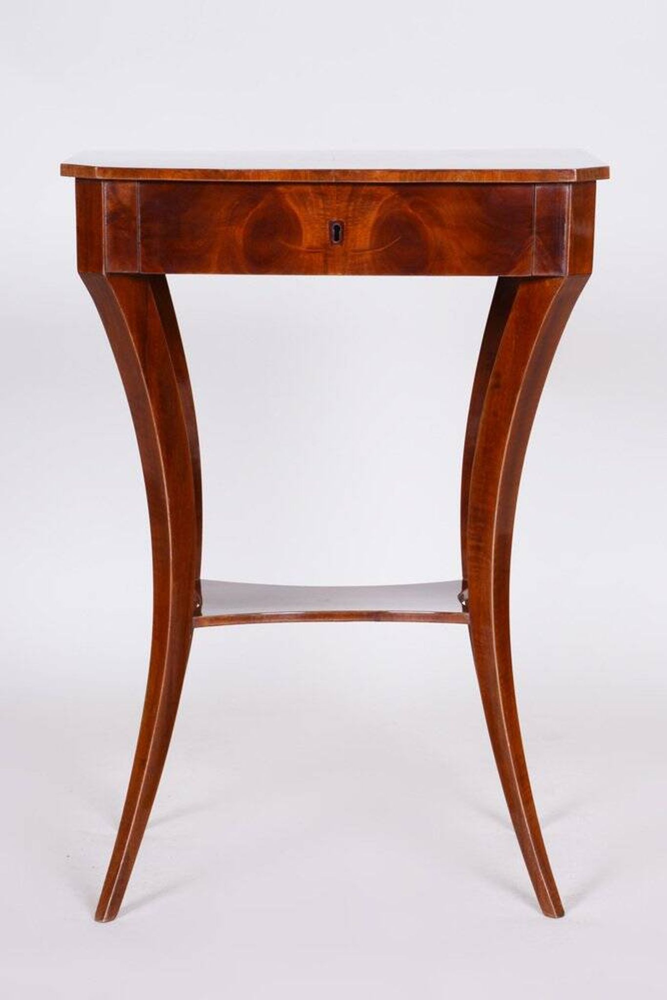 Petite table Biedermeier en noyer, années 1830
