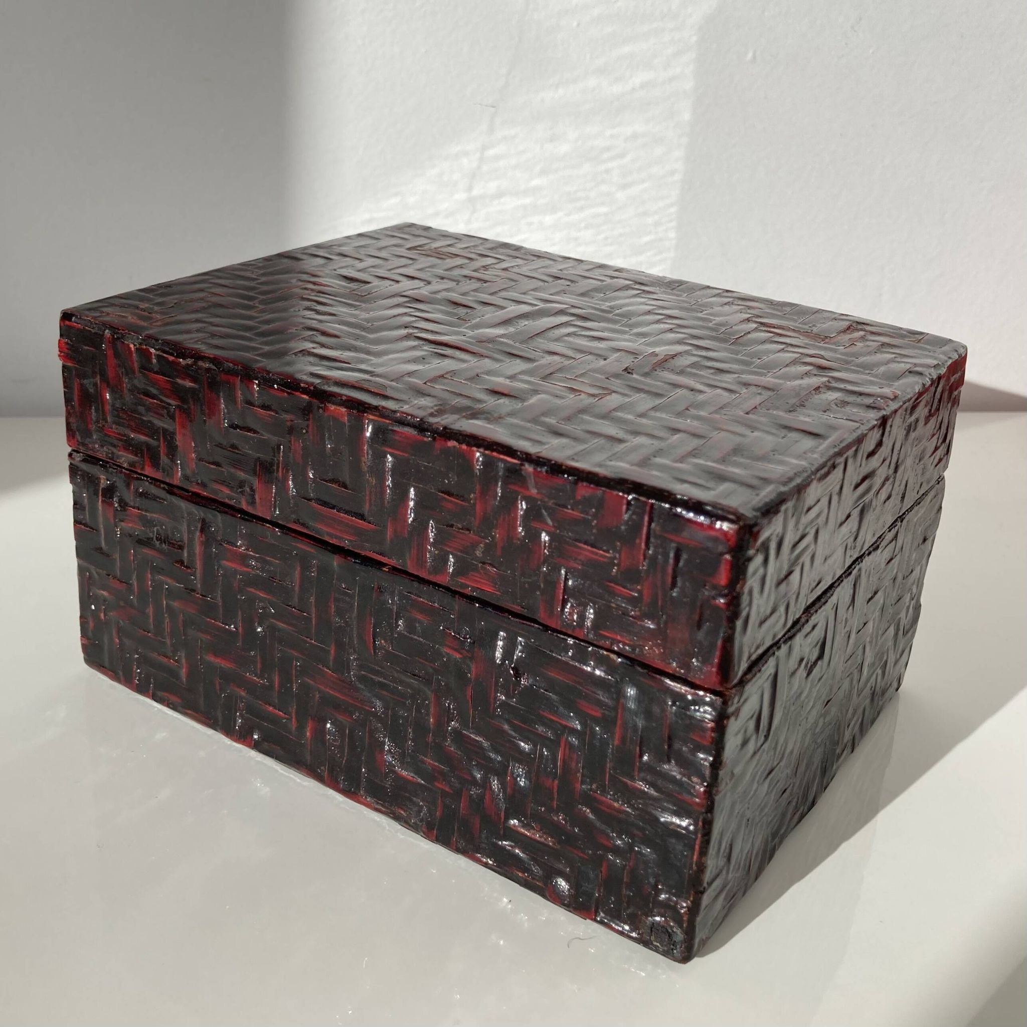 Boîte chinoise vintage de forme rectangulaire en bambou tressé et laqué