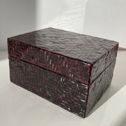 Boîte chinoise vintage de forme rectangulaire en bambou tressé et laqué