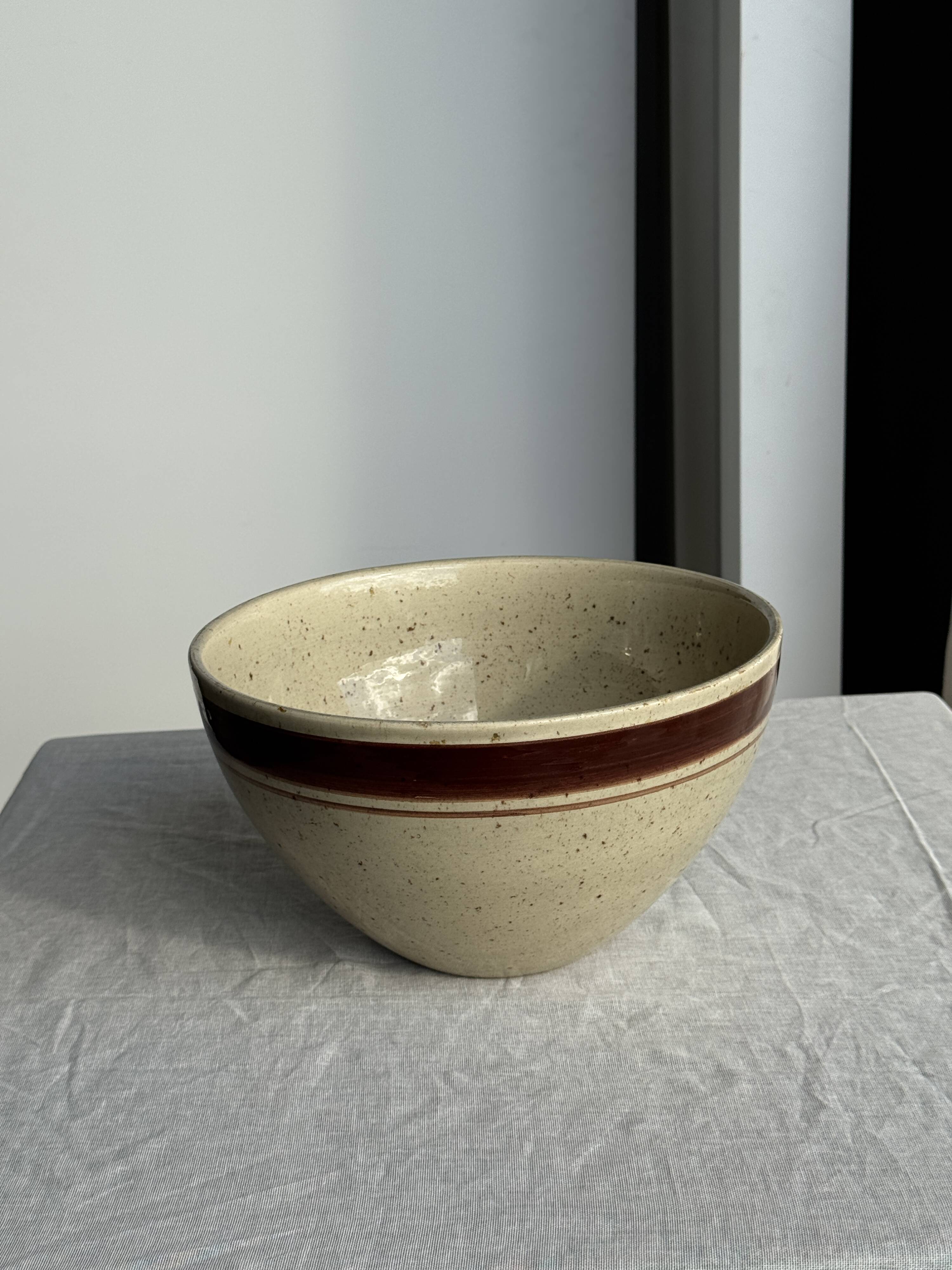 Large speckled beige salad bowl with ochre trim H14 D25