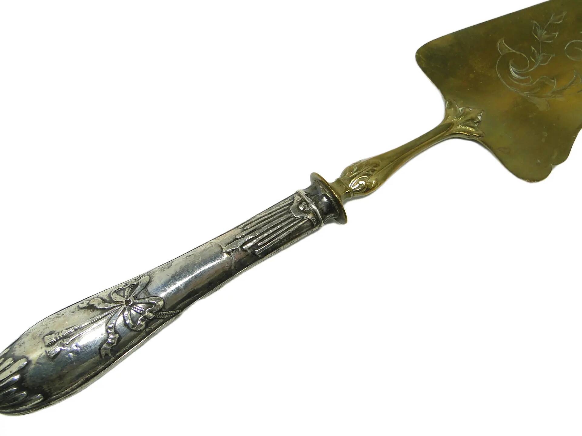 Serveur à gâteau, Art Nouveau, laiton doré, argent, France, début du XXe siècle