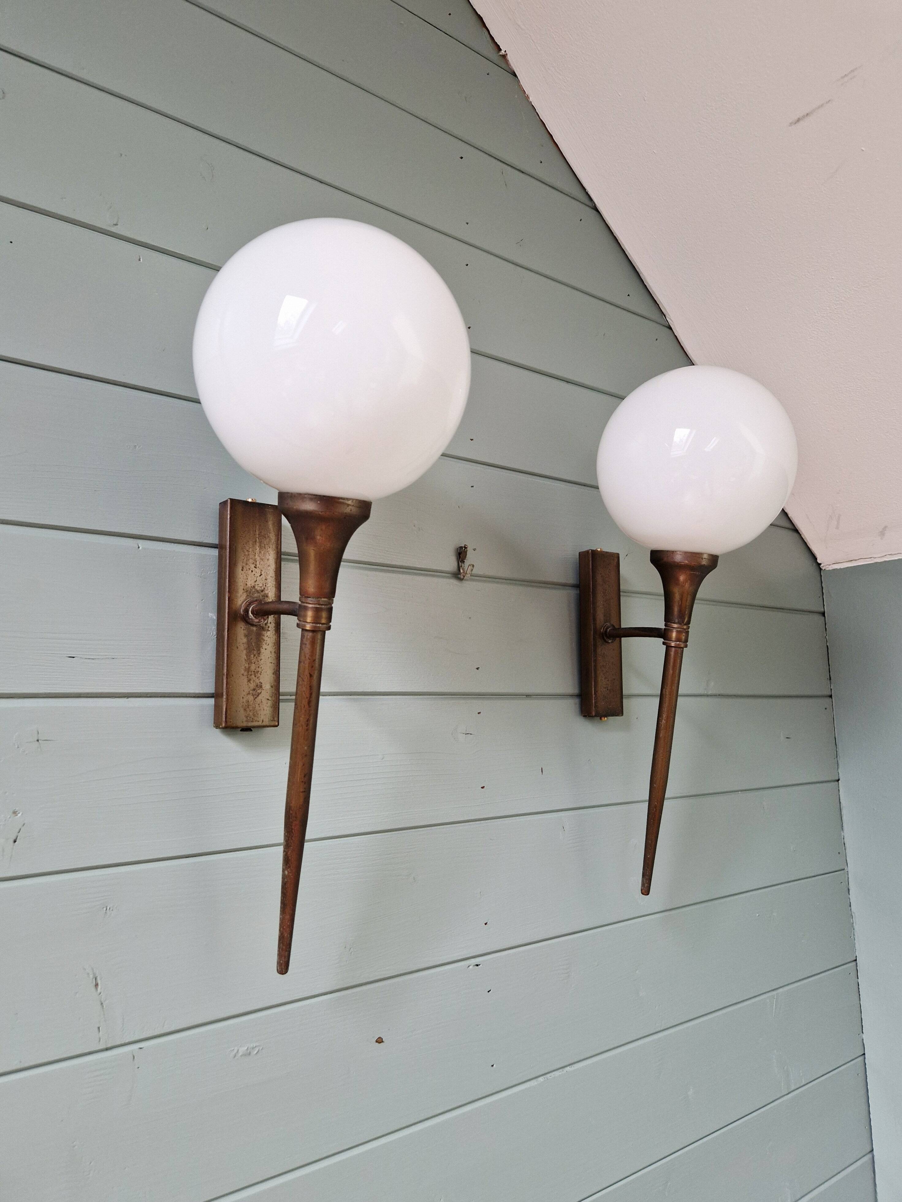 Pair of Art Deco wall sconces in brass and white opaline, 1930.