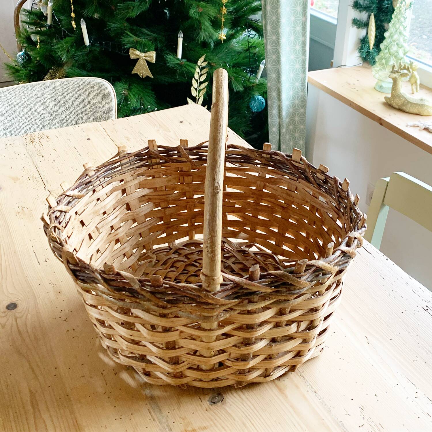 Two-tone vintage basket