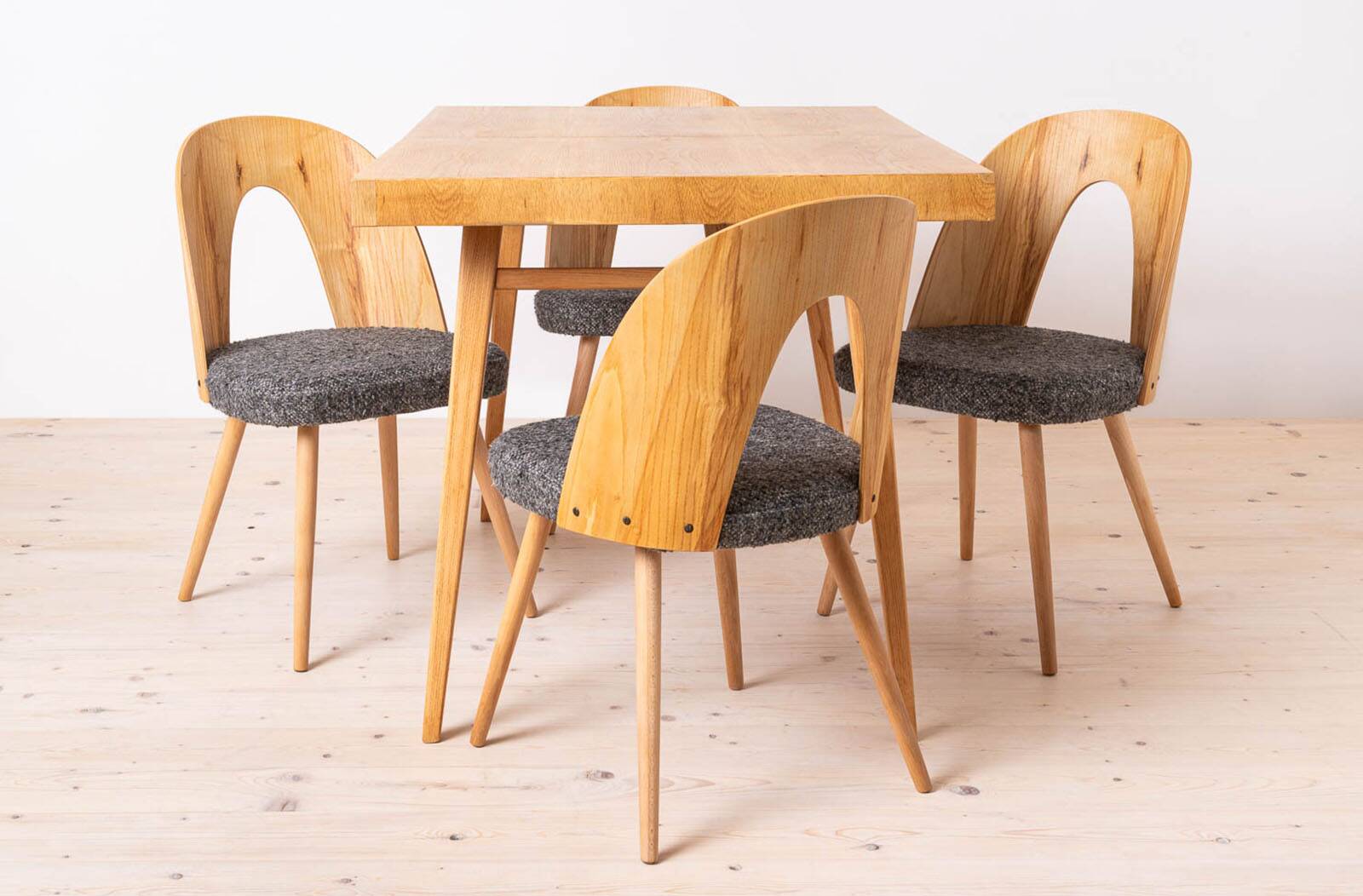 Dining table and 4 chairs by Antonin Šuman, restored.