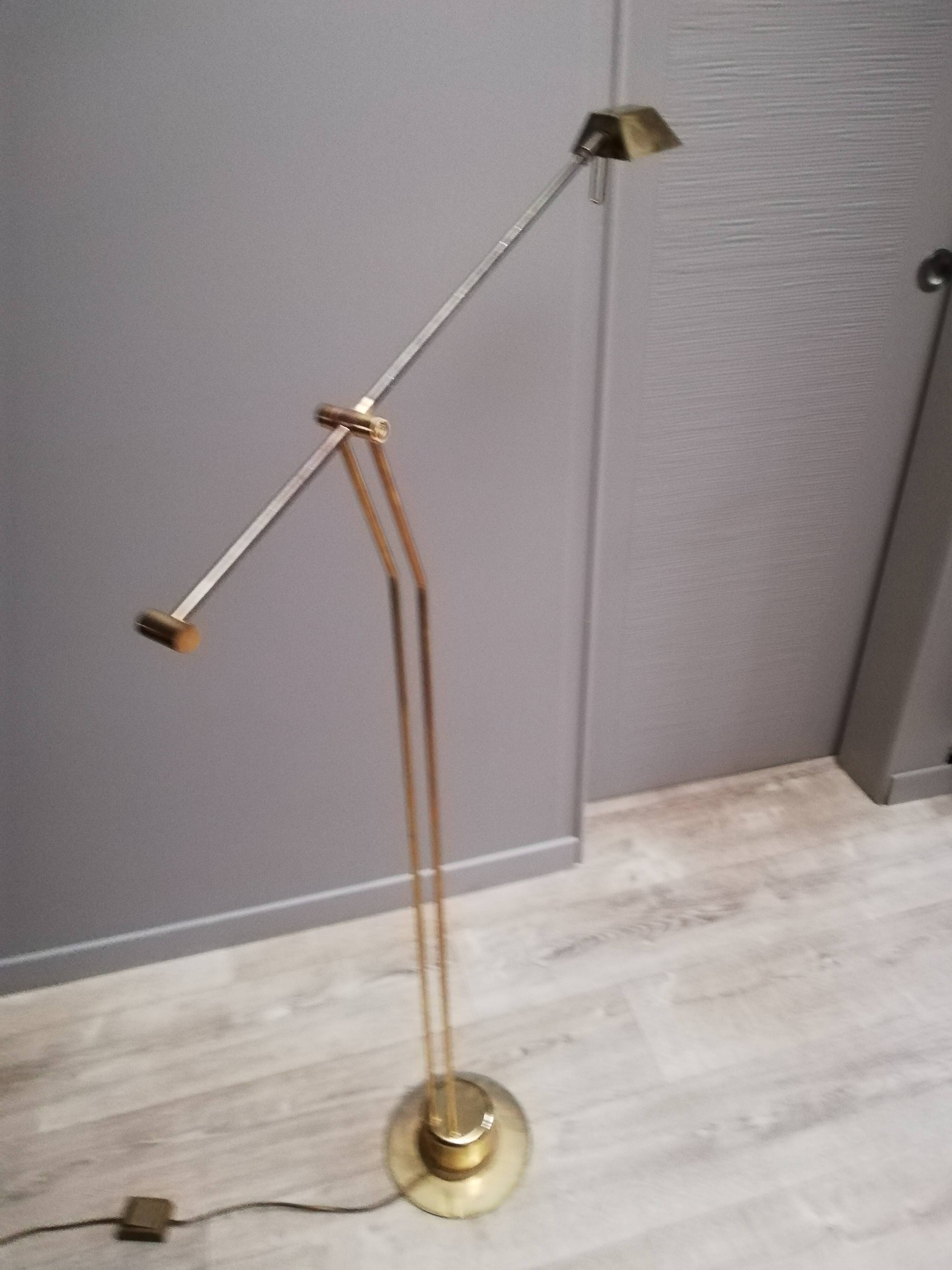 Gold metal counterweight lamppost