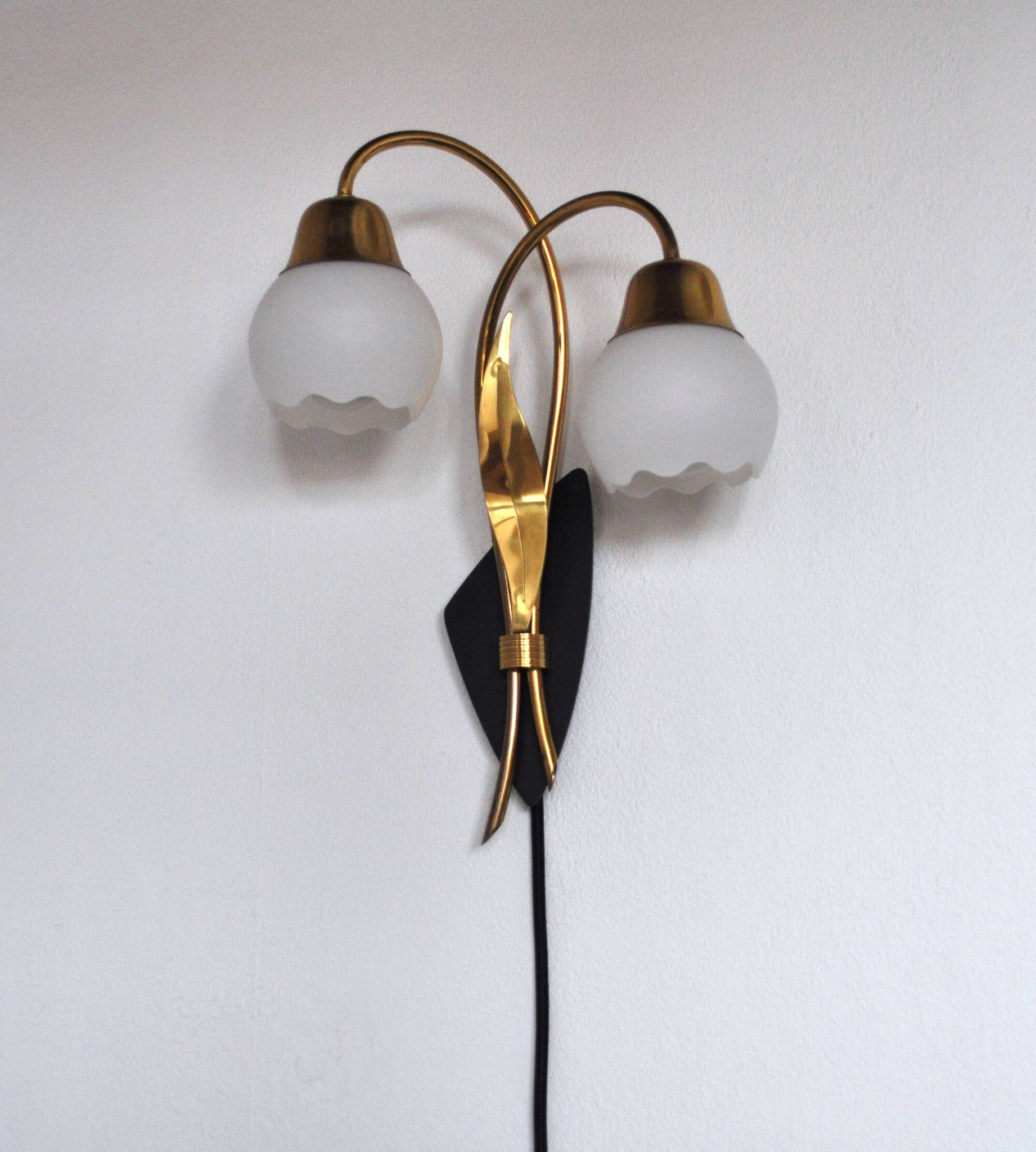 Applique murale scandinave organique à deux bras, laiton et opaline, années 1940-1950