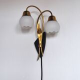 Applique murale scandinave organique à deux bras, laiton et opaline, années 1940-1950