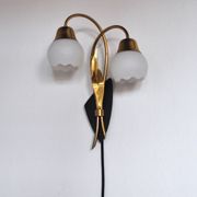 Applique murale scandinave organique à deux bras, laiton et opaline, années 1940-1950