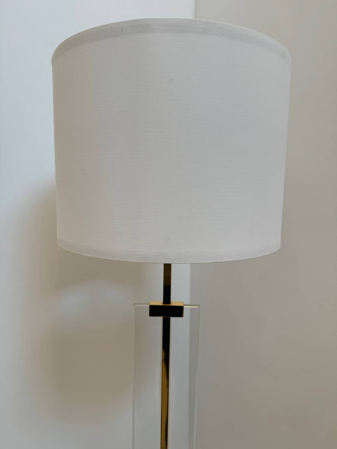 Lampadaire en plexiglas et métal doré, 1970