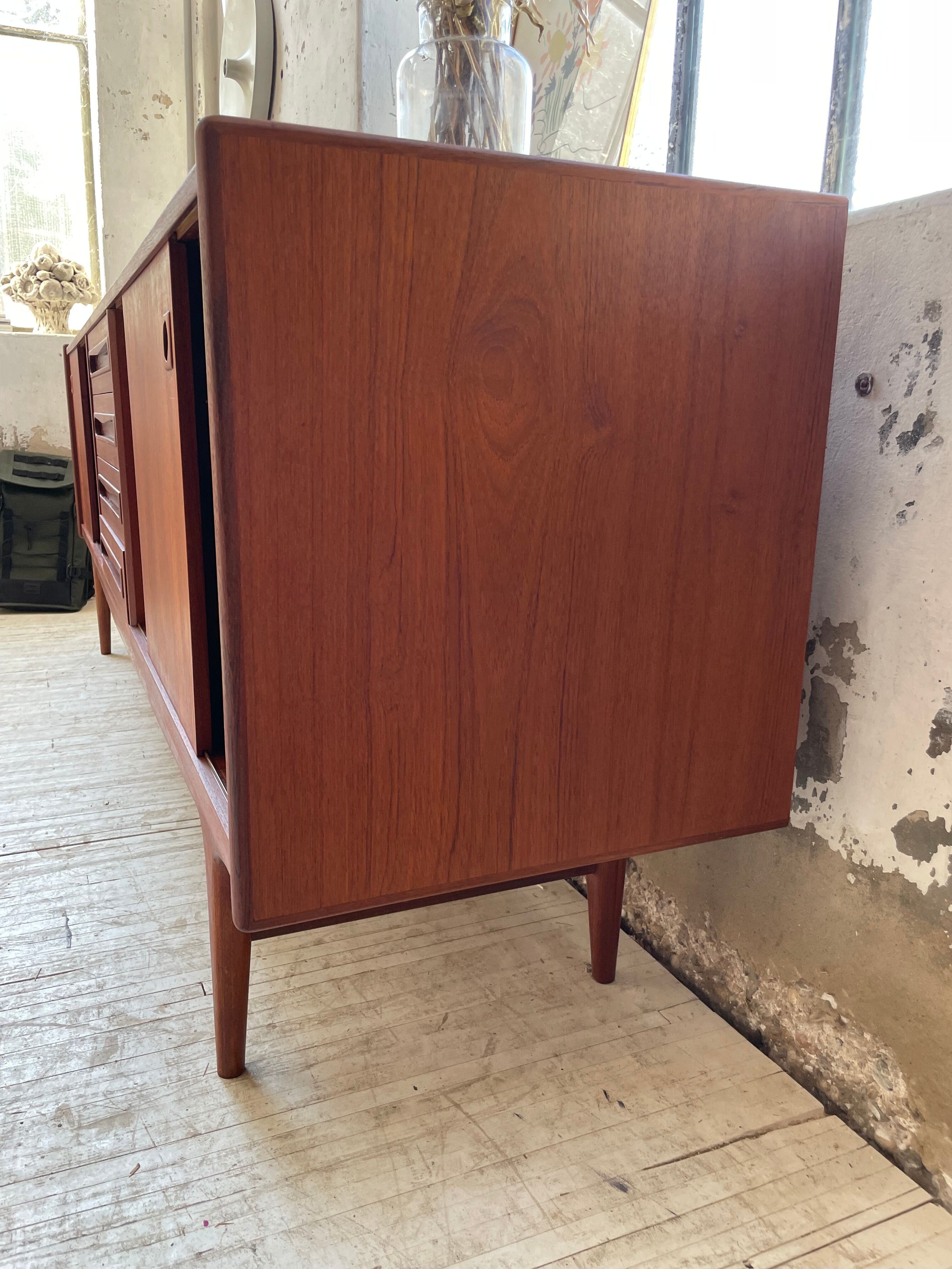 Teak row Johannes Andersen Samcom