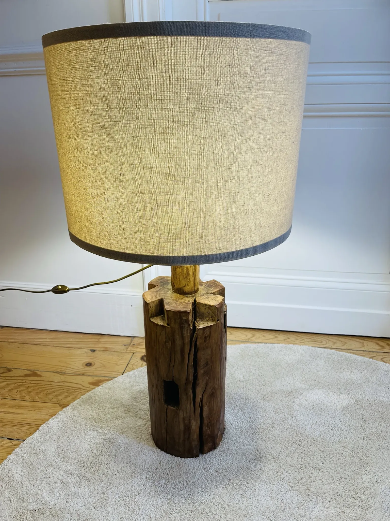Lampe brutaliste en bois