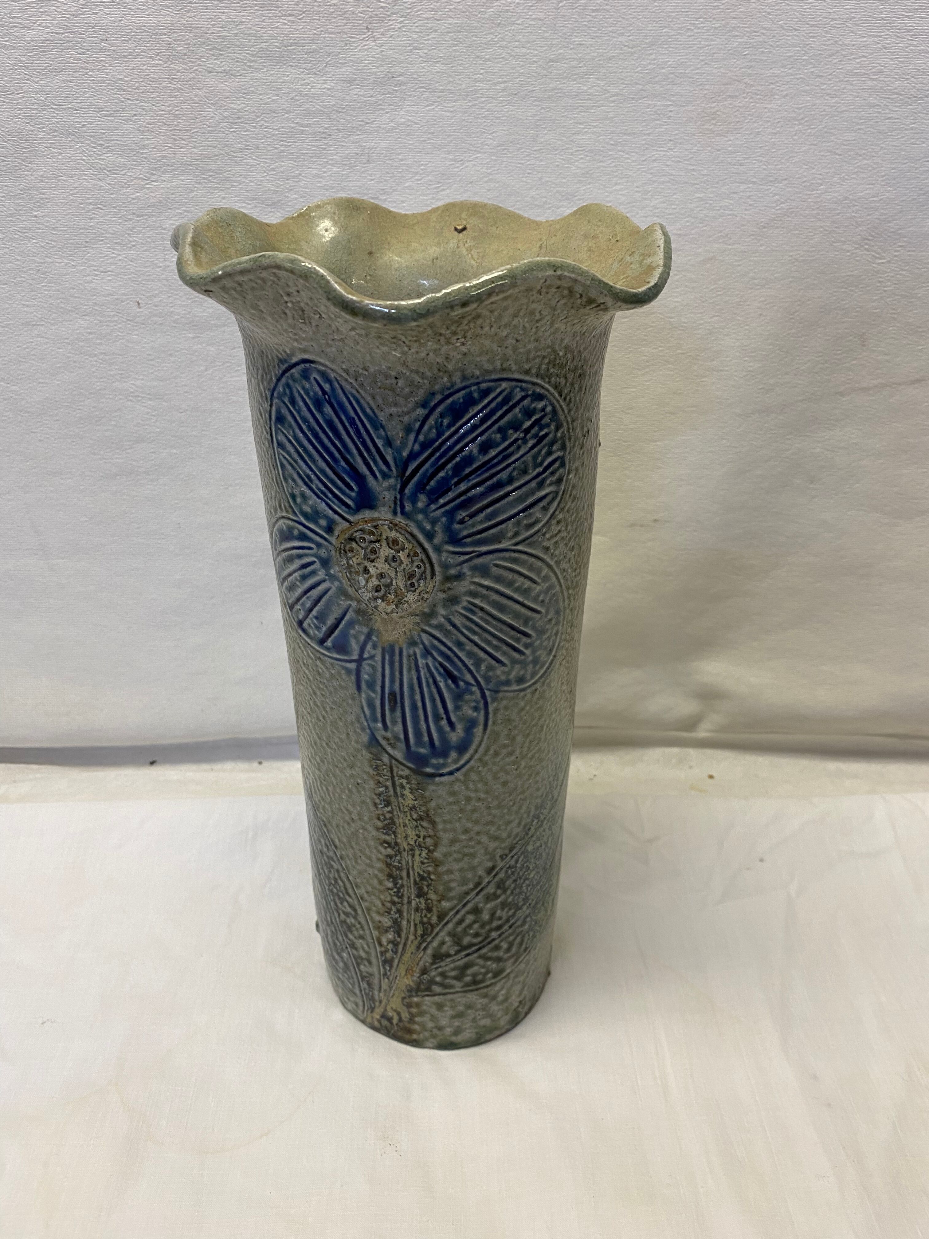 Artisanal vase in gray sandstone flower pattern