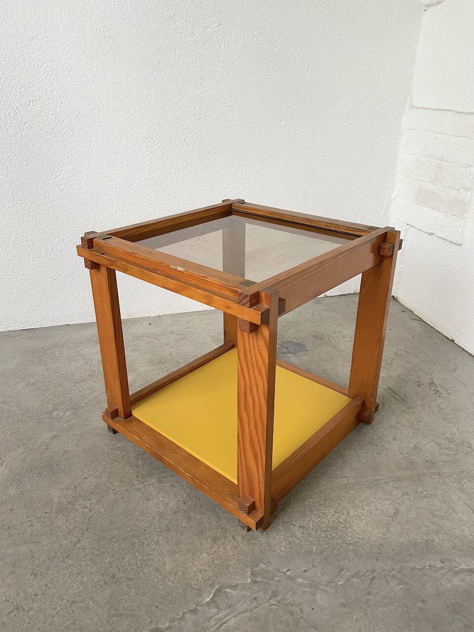 Bedside “cube” side table in pine DLG Regain