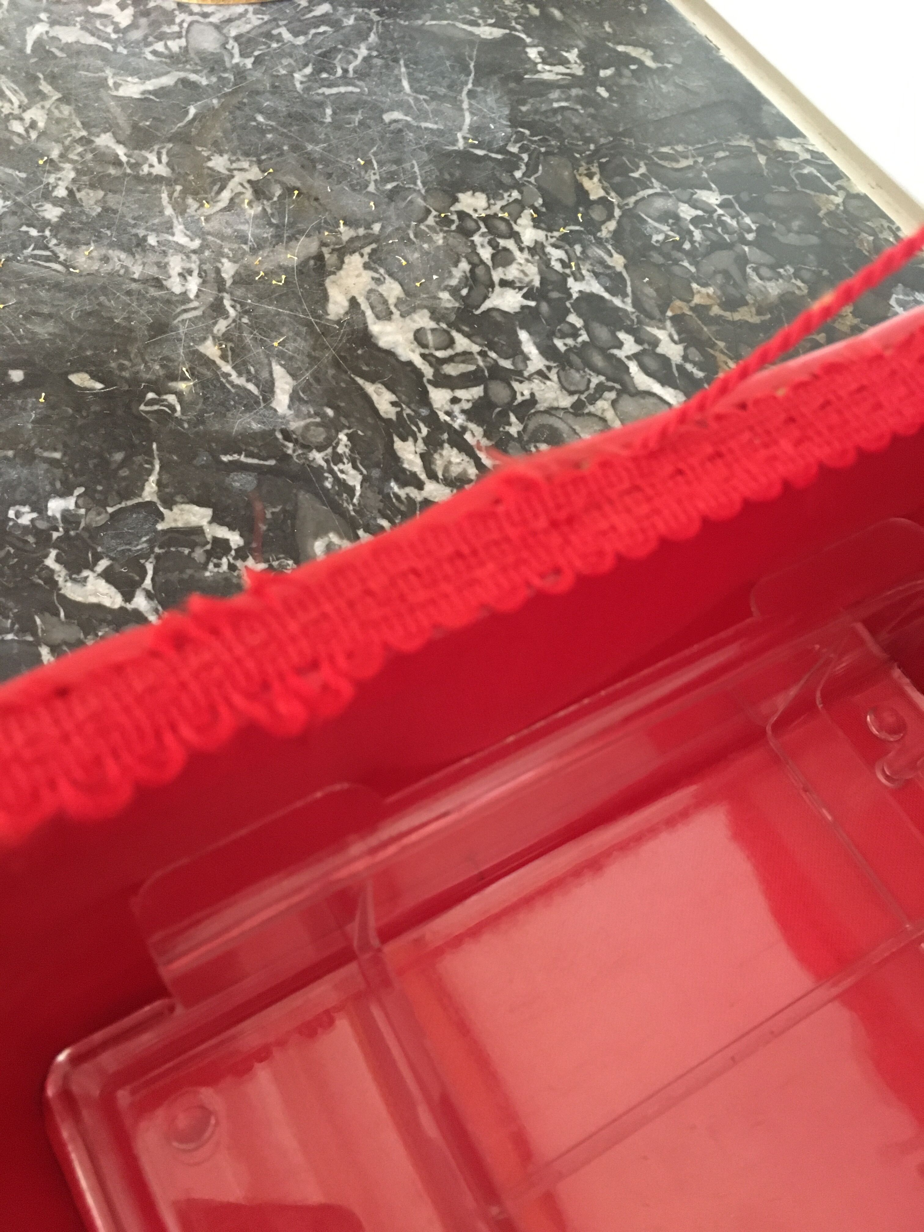 Scoubidou sewing box