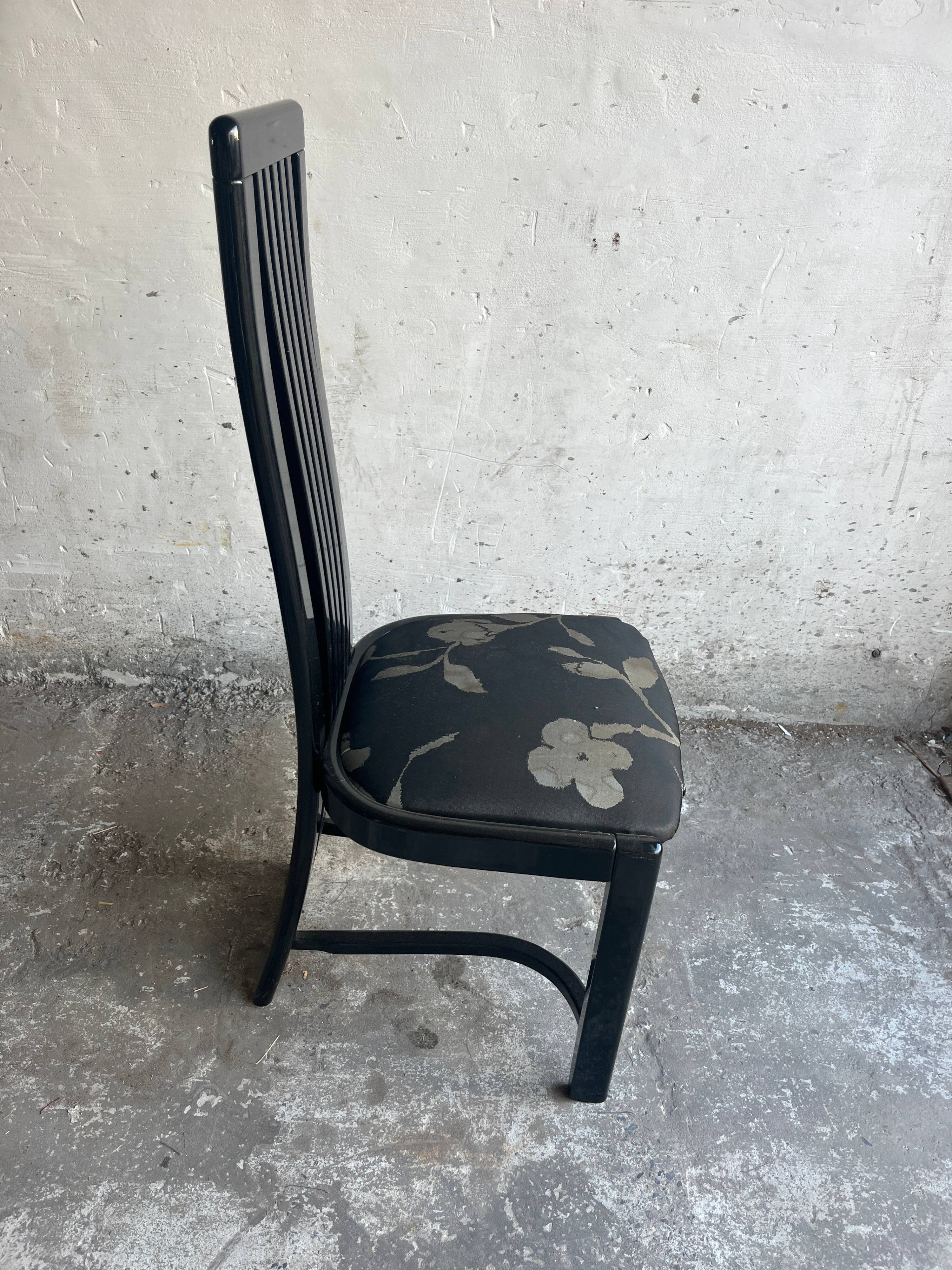Set of 6 black lacquered wooden dining chairs with high backs and patterned fabric seats, 1980s.