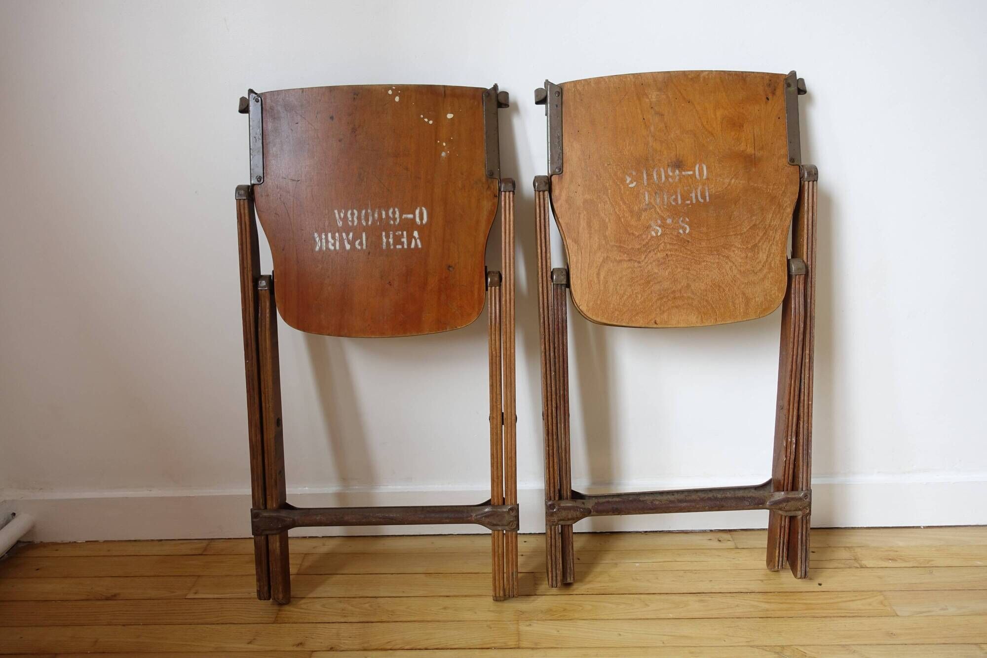 Paire de chaises pliantes en bois pliantes US ARMY seconde guerre mondiale