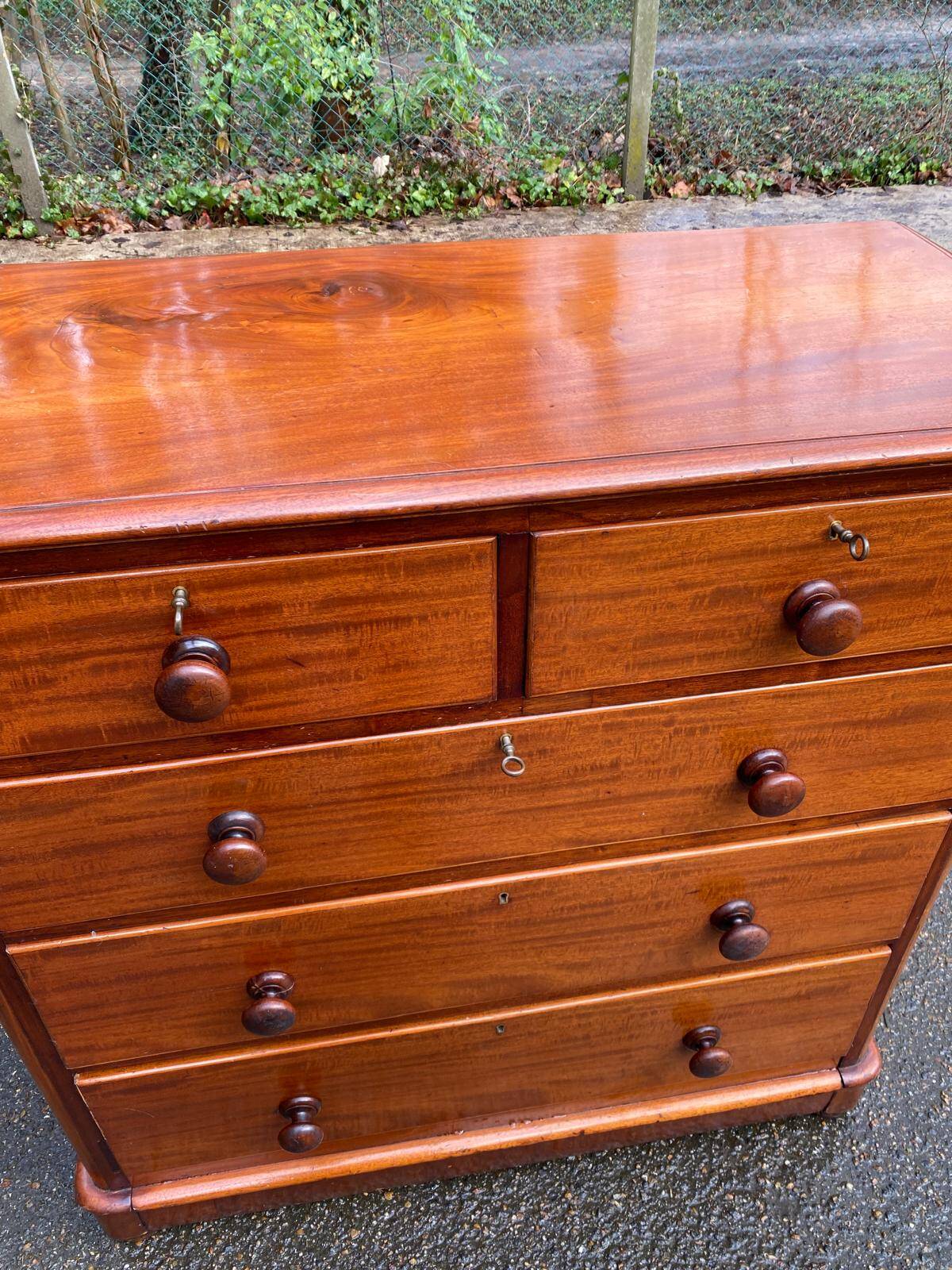 Victorian English commode in solid wood
